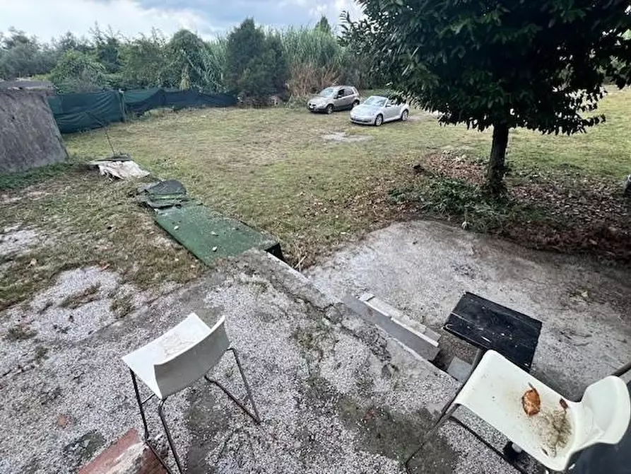 Immagine 2 di Laboratorio in vendita  a Massa