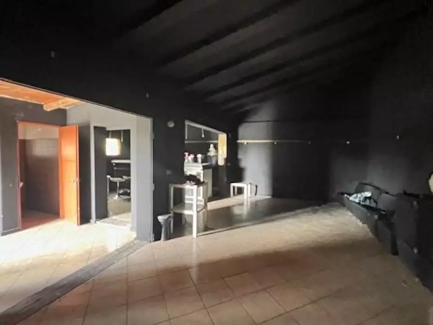 Immagine 8 di Laboratorio in vendita  a Massa