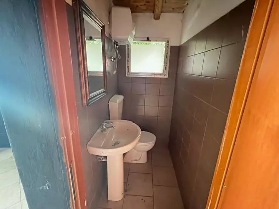 Immagine 11 di Laboratorio in vendita  a Massa