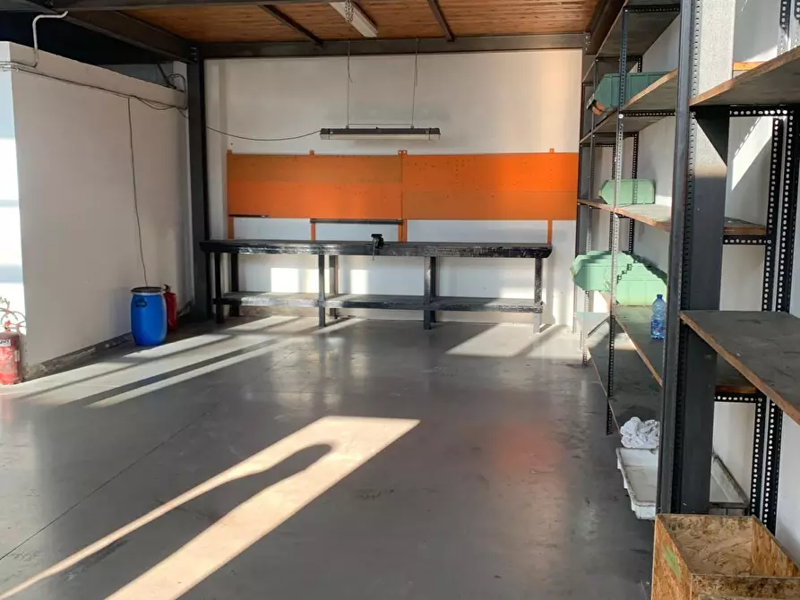 Immagine 1 di Attività artigianale in vendita  a Livorno