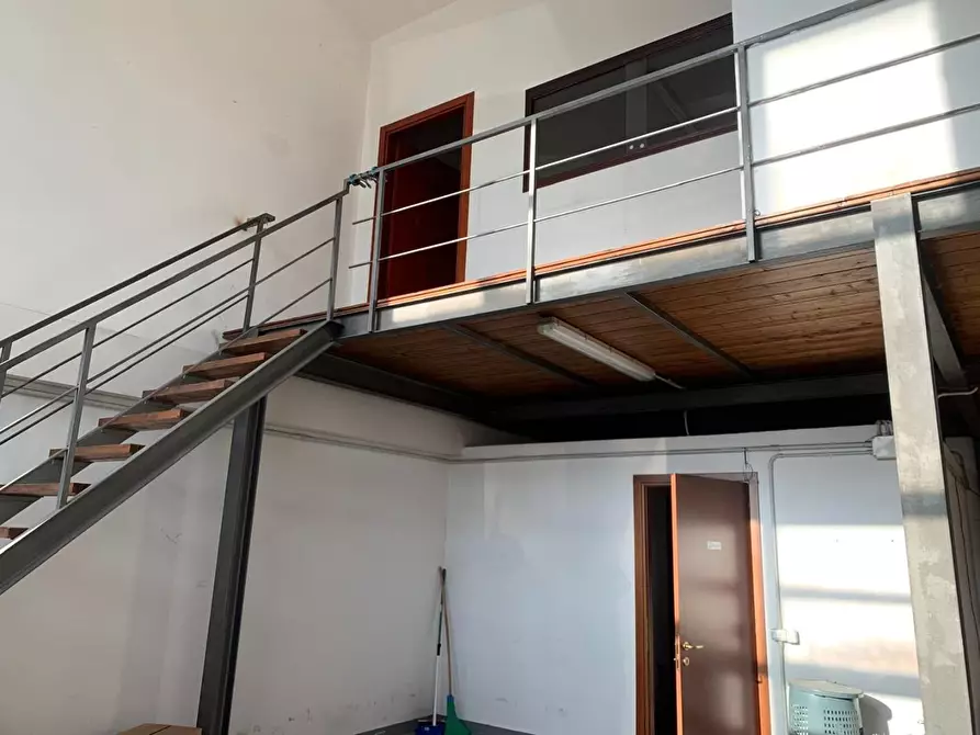 Immagine 3 di Attività artigianale in vendita  a Livorno