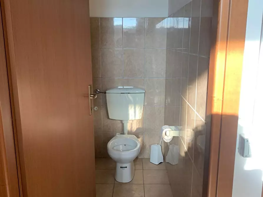 Immagine 4 di Attività artigianale in vendita  a Livorno