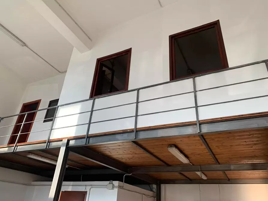 Immagine 2 di Attività artigianale in vendita  a Livorno