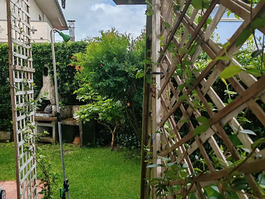 Immagine 21 di Appartamento in vendita  a Massa