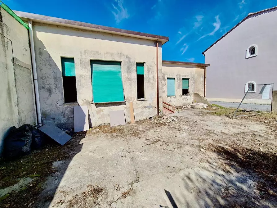 Immagine 11 di Villa in vendita  a Pisa