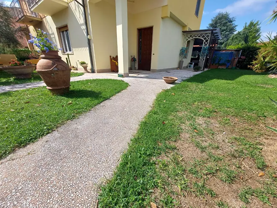 Immagine 21 di Casa bifamiliare in vendita  a Lucca