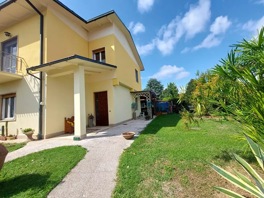 Immagine 2 di Casa bifamiliare in vendita  a Lucca