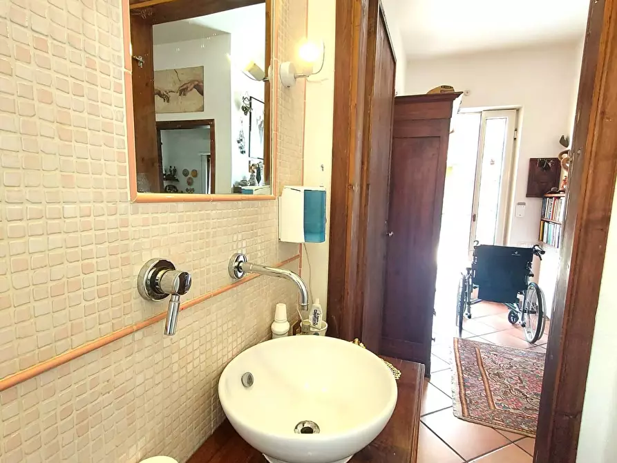 Immagine 43 di Casa bifamiliare in vendita  a Lucca