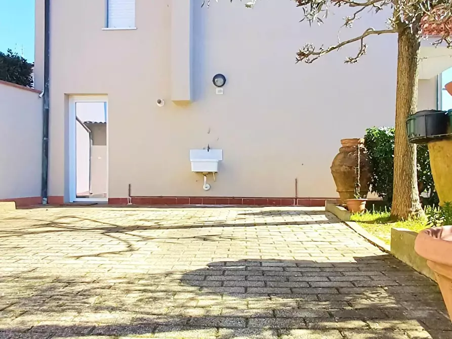 Immagine 10 di Casa indipendente in vendita  a Santa Maria A Monte