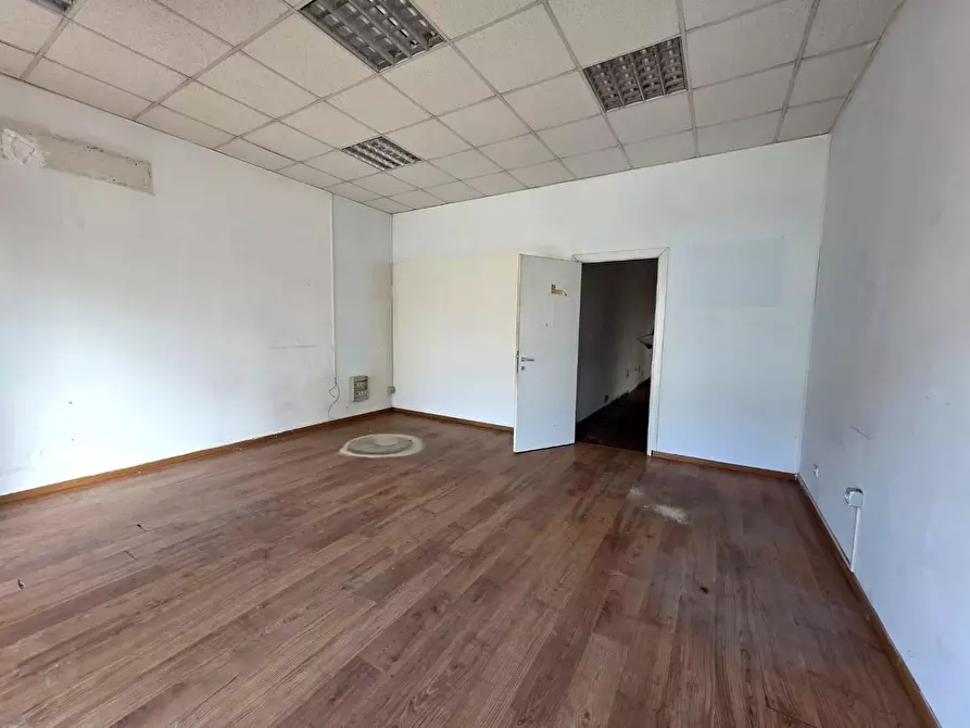 Immagine 2 di Locale commerciale in affitto  a Santa Croce Sull'arno