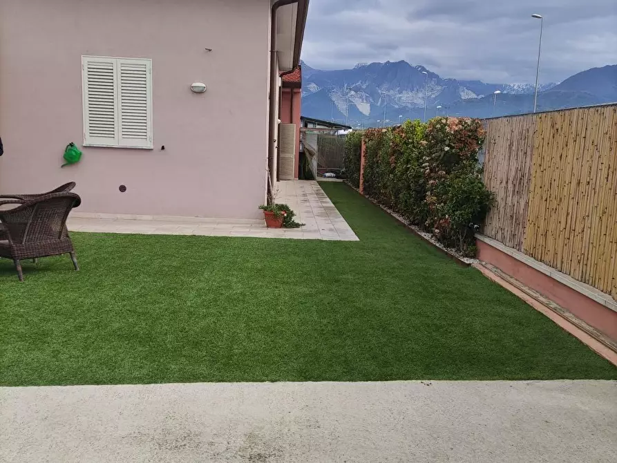 Immagine 31 di Villa in vendita  a Carrara