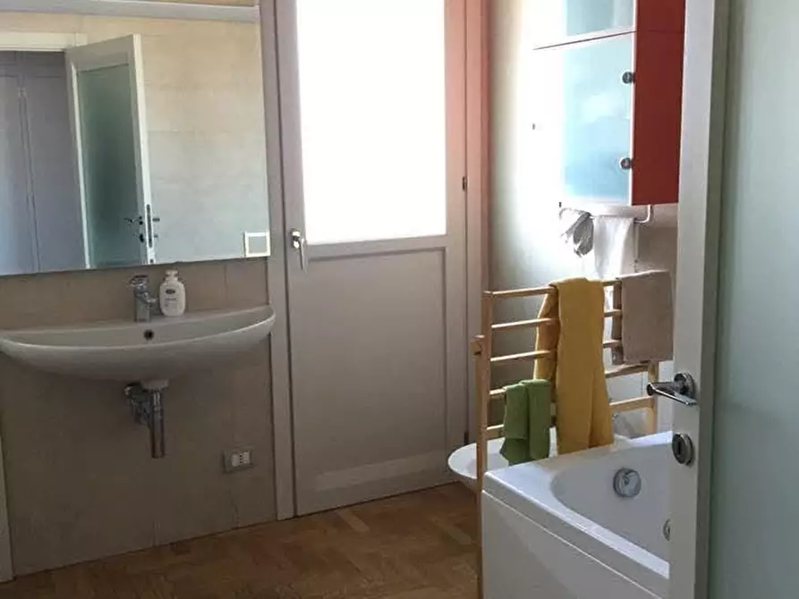 Immagine 11 di Appartamento in vendita  a Siena