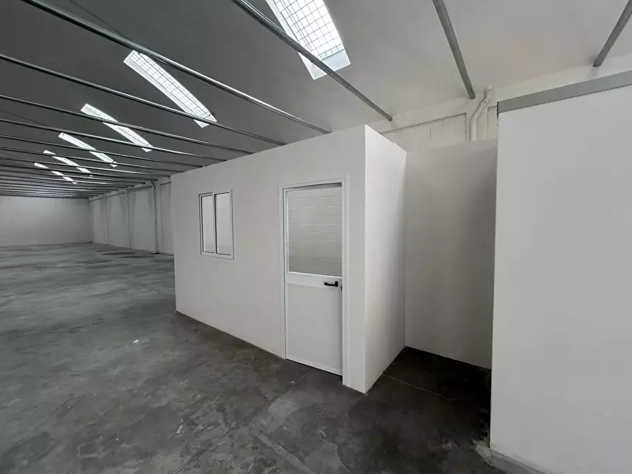 Immagine 2 di Attività artigianale in affitto  a Prato