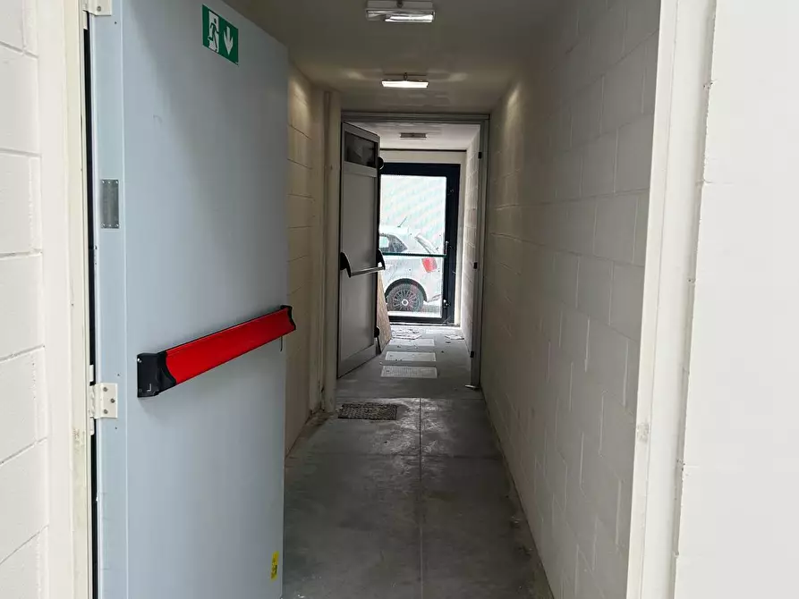 Immagine 4 di Attività artigianale in affitto  a Prato