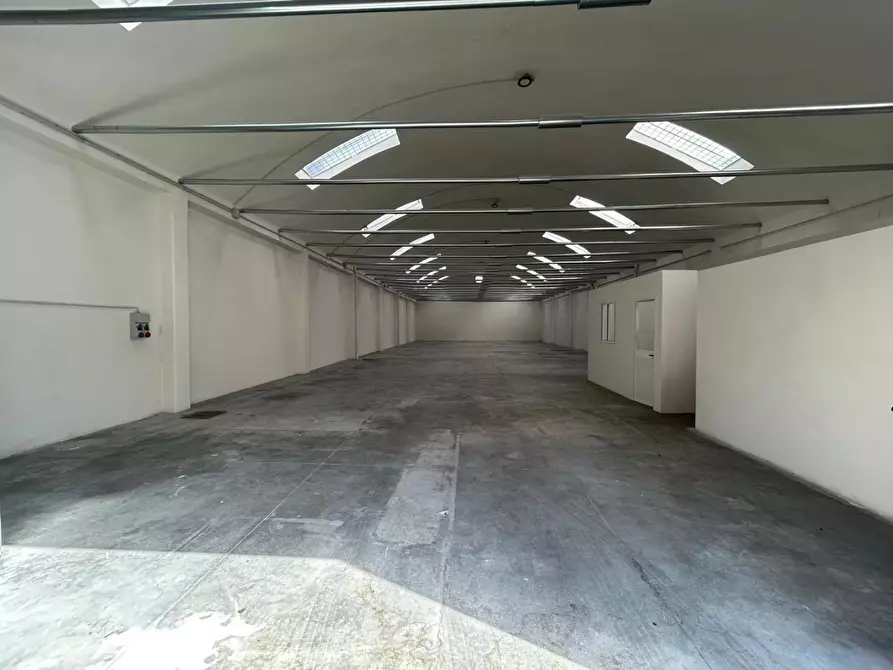 Immagine 1 di Attività artigianale in affitto  a Prato