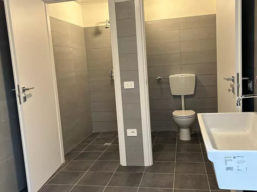 Immagine 3 di Attività artigianale in affitto  a Prato