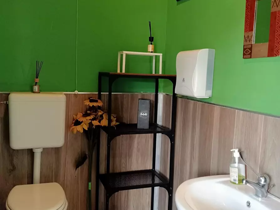 Immagine 11 di Attività commerciale in vendita  a Livorno