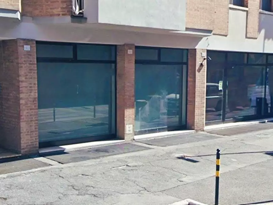 Immagine 1 di Locale commerciale in affitto  a Siena