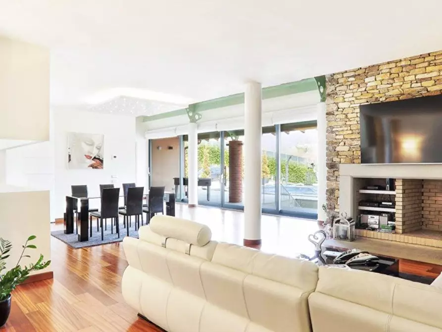 Immagine 29 di Villa in vendita  a Piazza Al Serchio