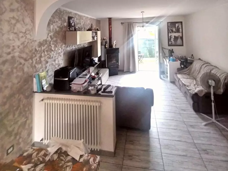 Immagine 1 di Casa semindipendente in vendita  a Massa