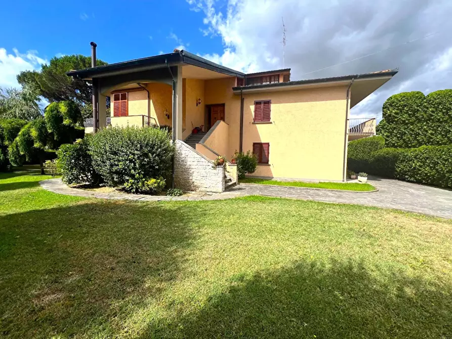 Immagine 1 di Villa in vendita  a Capraia E Limite