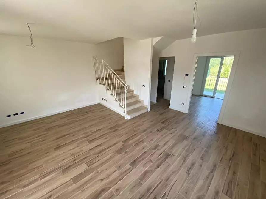 Immagine 4 di Villetta a schiera in vendita  a Montignoso