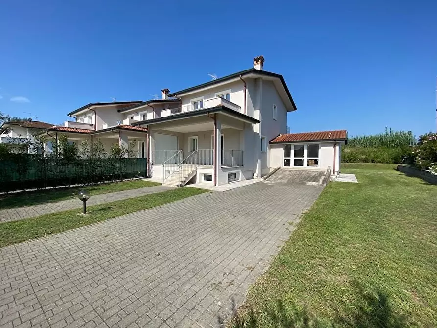 Immagine 2 di Villetta a schiera in vendita  a Montignoso