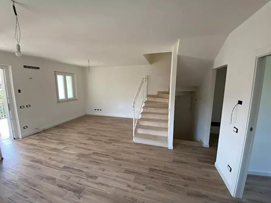 Immagine 5 di Villetta a schiera in vendita  a Montignoso