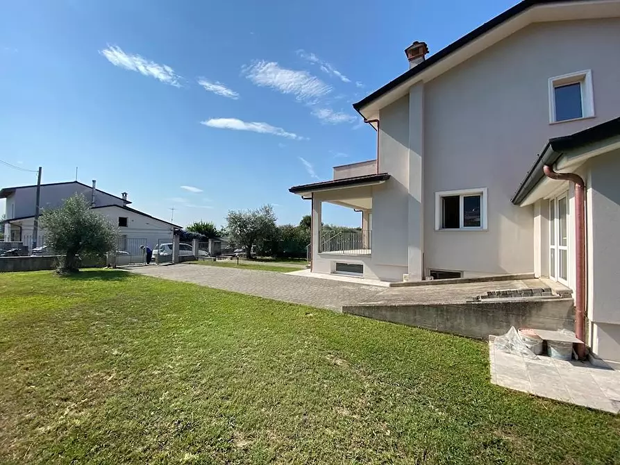 Immagine 3 di Villetta a schiera in vendita  a Montignoso