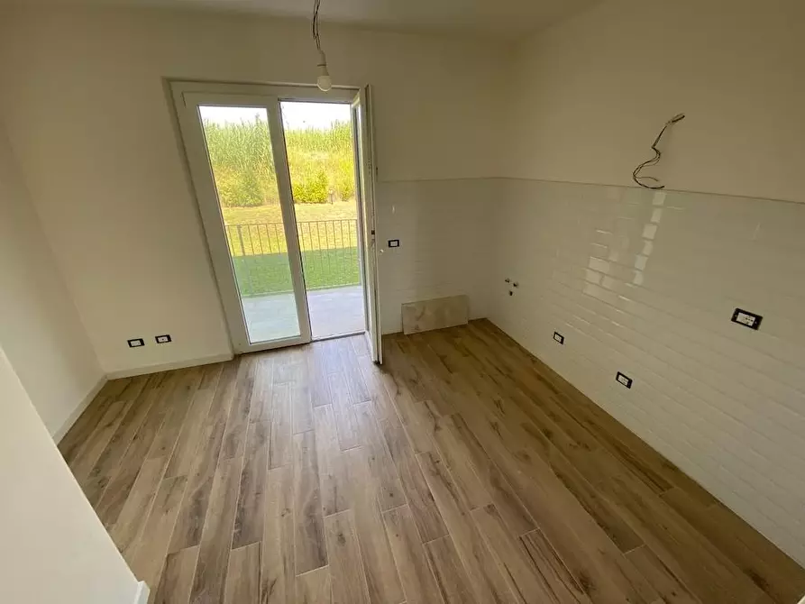 Immagine 8 di Villetta a schiera in vendita  a Montignoso