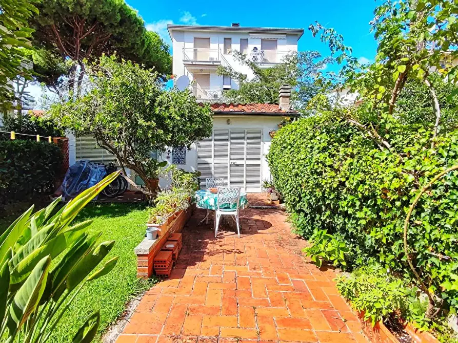 Immagine 28 di Appartamento in vendita  a Viareggio