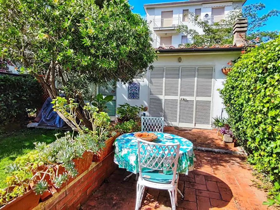 Immagine 26 di Appartamento in vendita  a Viareggio