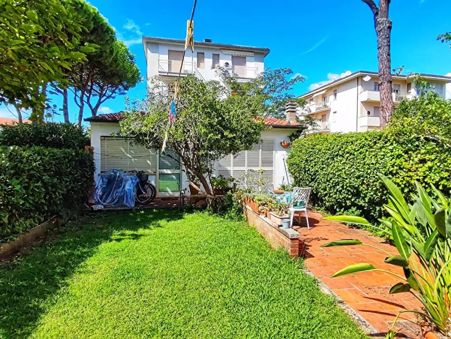 Immagine 27 di Appartamento in vendita  a Viareggio