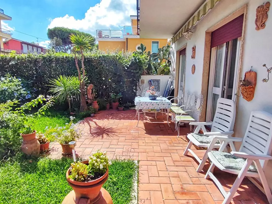 Immagine 2 di Appartamento in vendita  a Viareggio