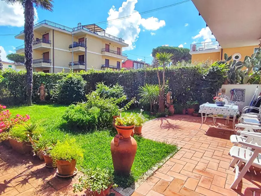 Immagine 23 di Appartamento in vendita  a Viareggio