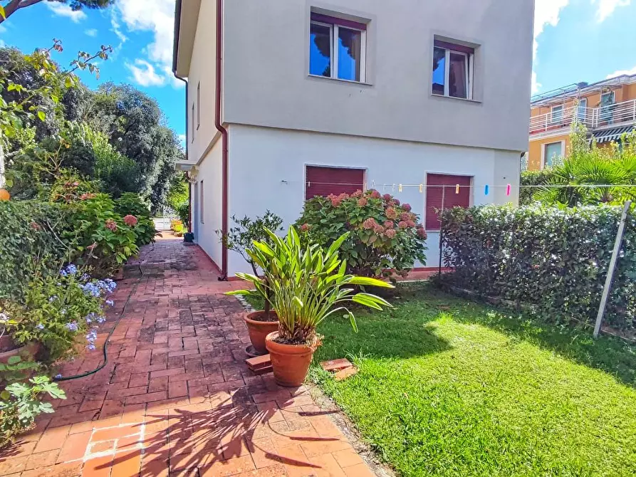 Immagine 25 di Appartamento in vendita  a Viareggio