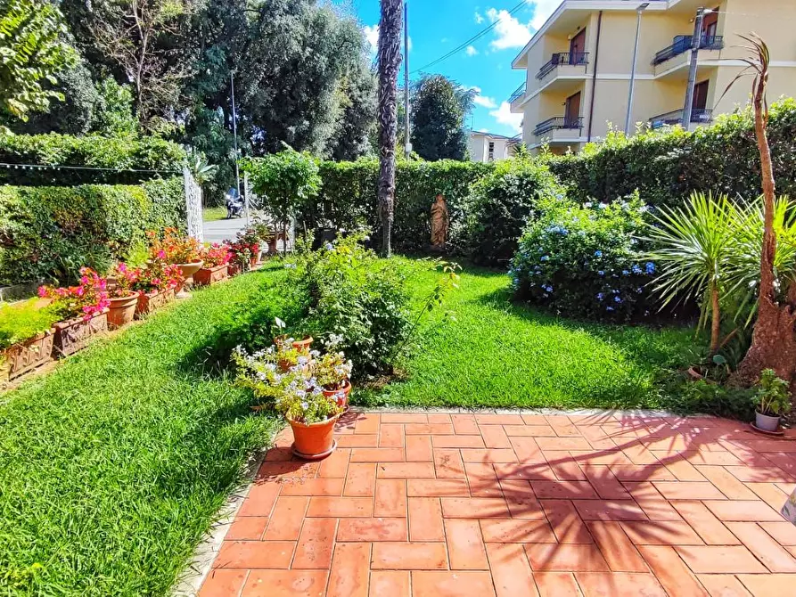 Immagine 3 di Appartamento in vendita  a Viareggio