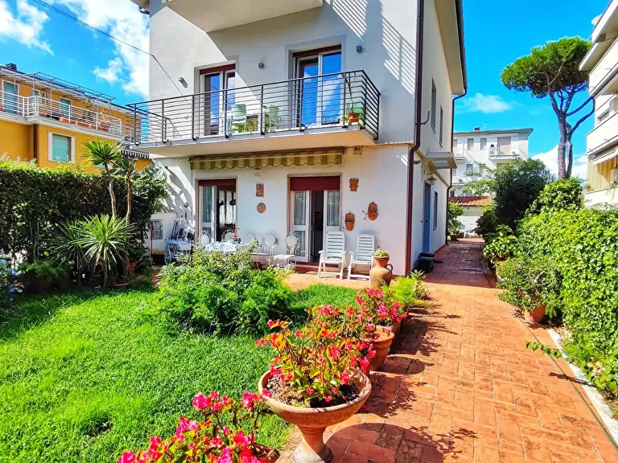 Immagine 1 di Appartamento in vendita  a Viareggio