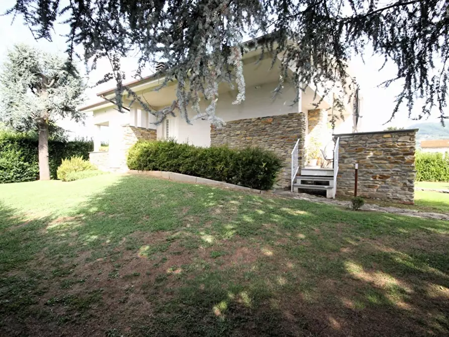 Immagine 8 di Villa in vendita  a Capannori