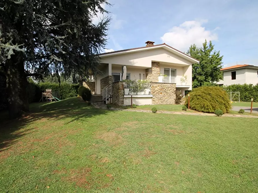 Immagine 2 di Villa in vendita  a Capannori