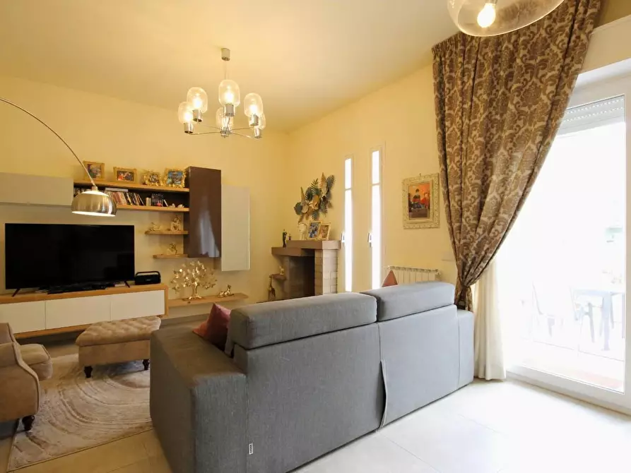 Immagine 11 di Villa in vendita  a Capannori