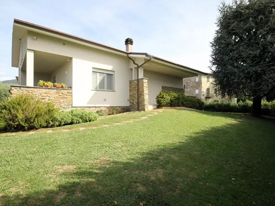 Immagine 7 di Villa in vendita  a Capannori