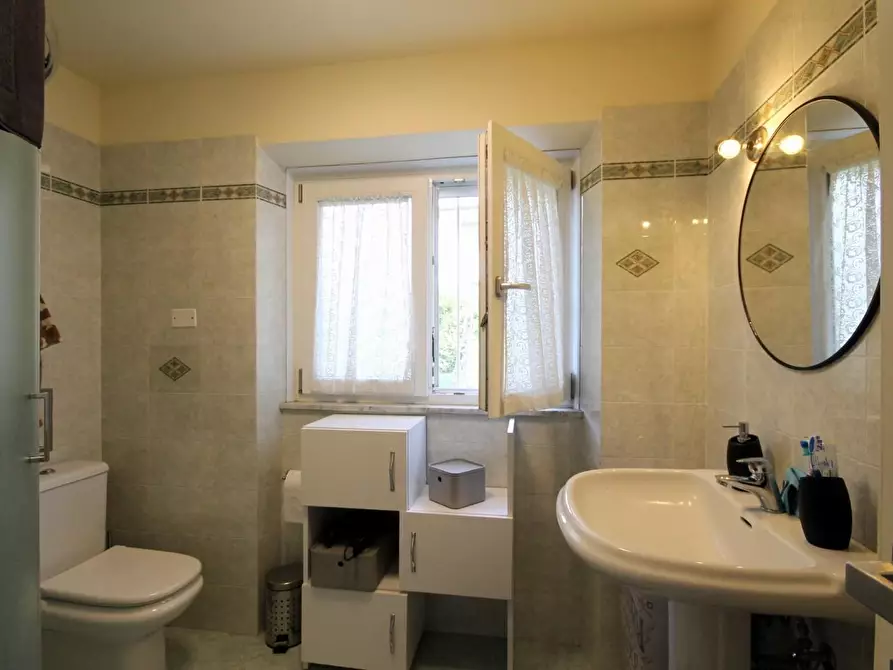 Immagine 34 di Villa in vendita  a Capannori