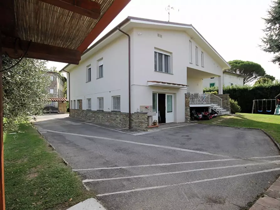 Immagine 4 di Villa in vendita  a Capannori