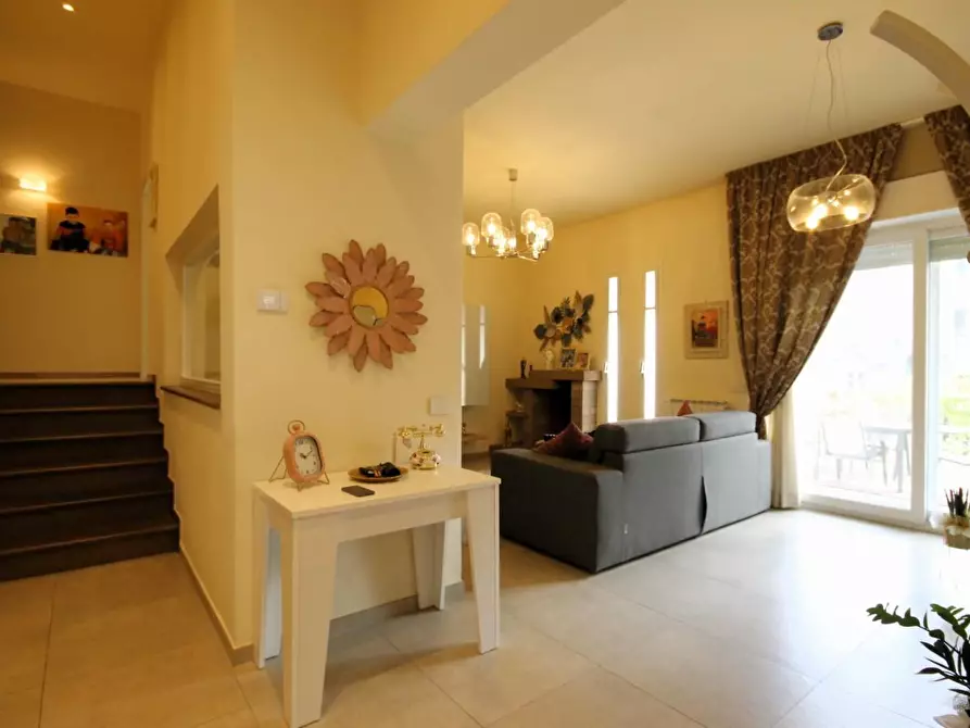 Immagine 10 di Villa in vendita  a Capannori