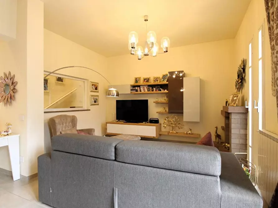 Immagine 15 di Villa in vendita  a Capannori