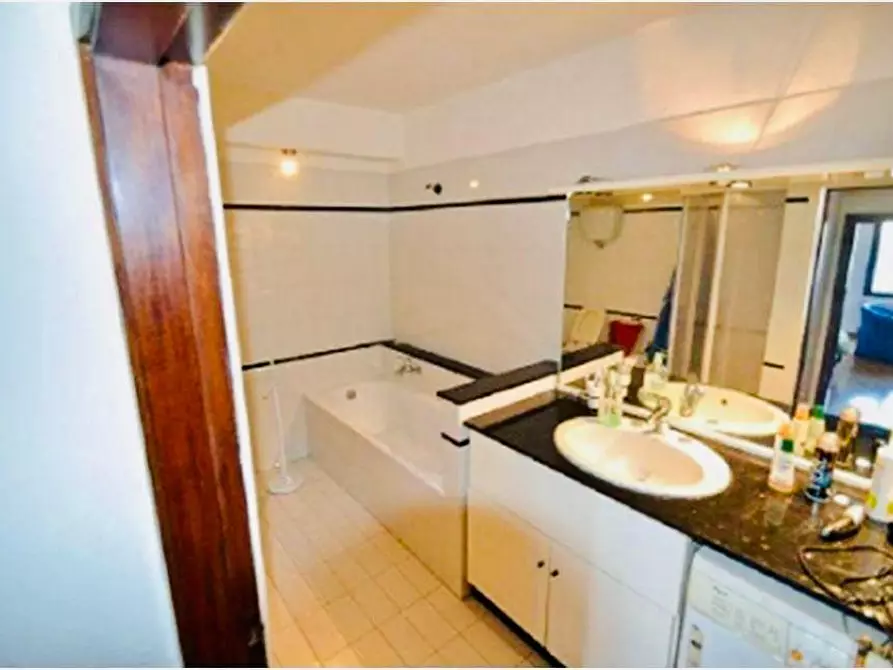 Immagine 17 di Appartamento in vendita  a Siena