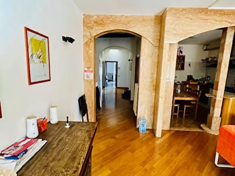 Immagine 4 di Appartamento in vendita  a Siena