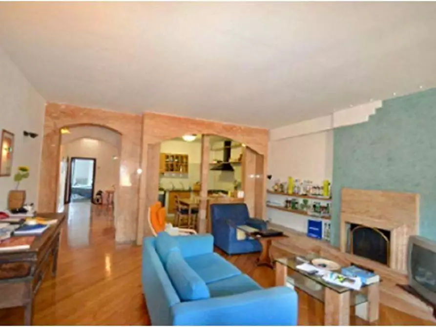 Immagine 1 di Appartamento in vendita  a Siena