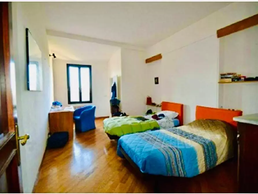 Immagine 16 di Appartamento in vendita  a Siena